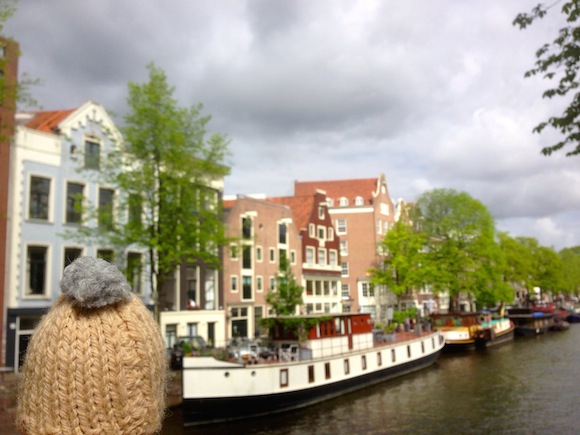 globe-t-bonnet-voyageur-travelling-winter-hat-amsterdam-canaux-canals2
